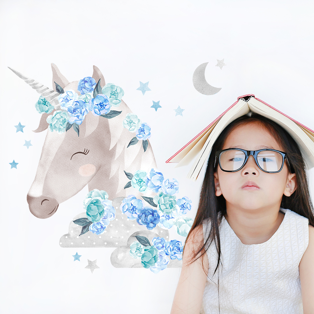 Kinderzimmer dekoriert mit blauem Einhorn Sticker
