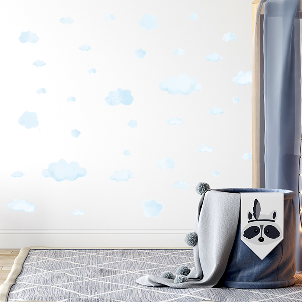 Wand dekoriert mit blauem Wolken Wandsticker