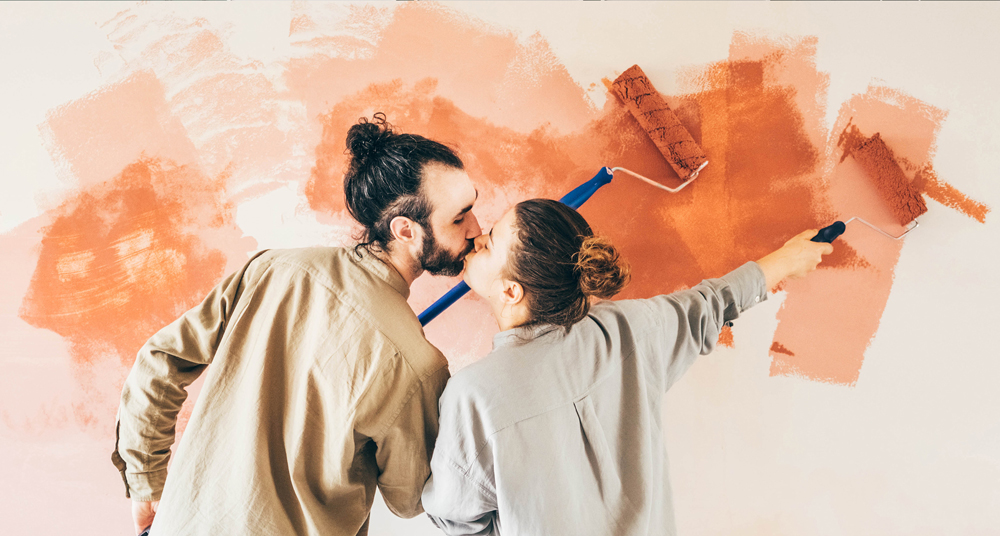 Wand malern - Wandfarbe Orange Paar streicht Wand Orange