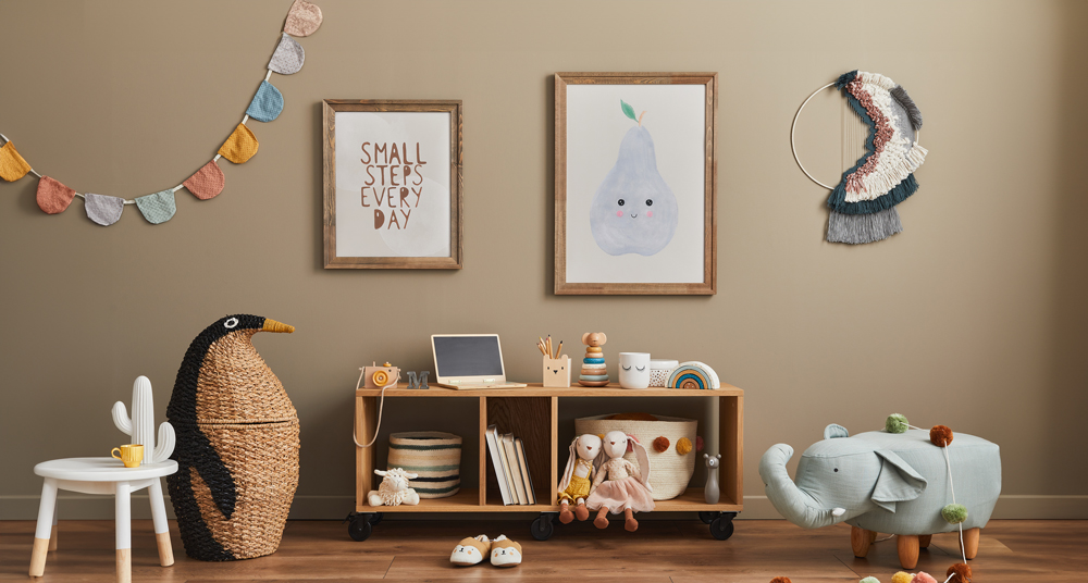Holzrahmen im Kinderzimmer Verspieltes Kinderzimmer mit zwei Rahmen aus Holz