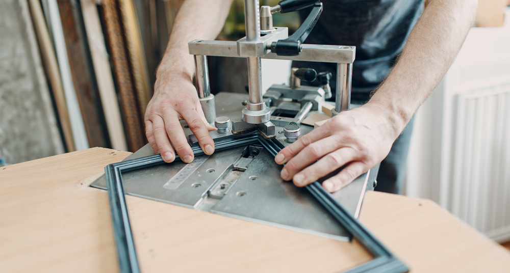 Produktion Bilderrahmen Bilderrahmen wird zusammengebaut