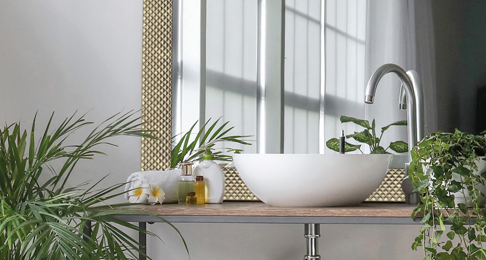 trendiger Spiegel im Badezimmer Badezimmer mit modernem Kosmetikspiegel