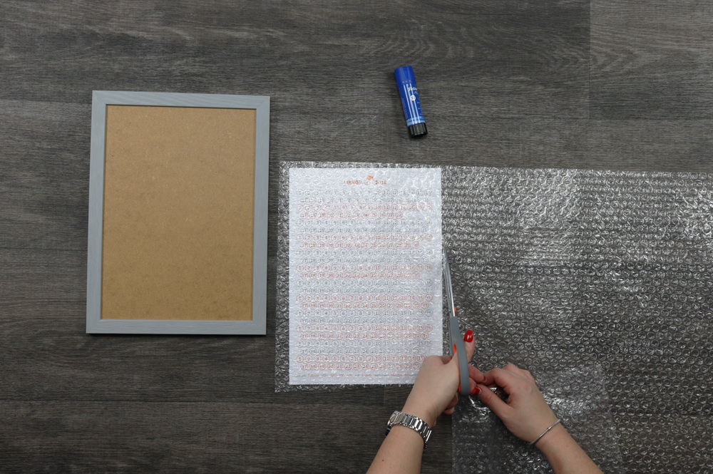 Luftpolsterfolie wird passen auf DIY-Kalender zugeschnitten