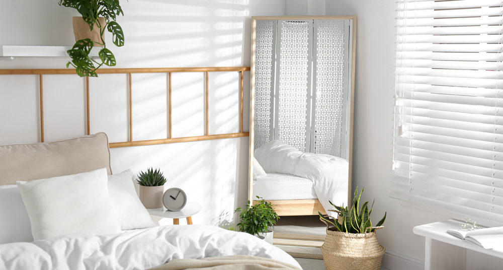 rechteckiger Ganzkörperspiegel Ein rechteckiger Ganzkörperspiegel steht im Schlafzimmer