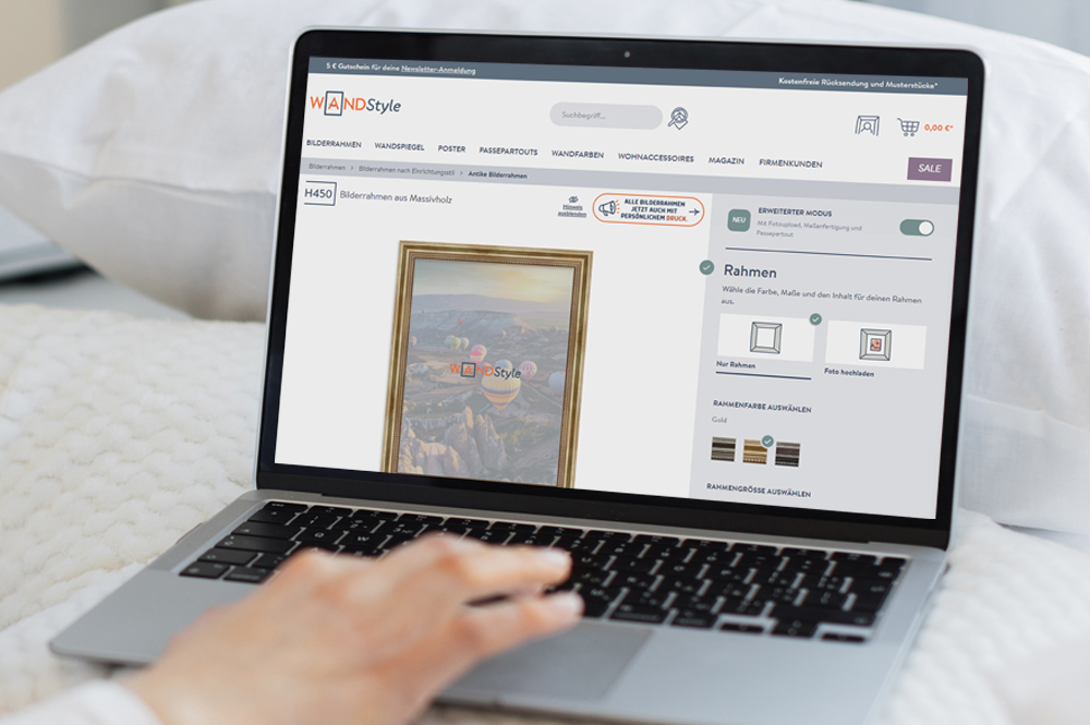 am Laptop einen Posterrahmen über unseren Konfigurator erstellen