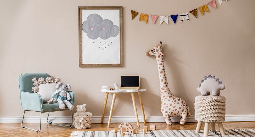 Gemütliches Kinderzimmer mit Holzrahmen Kinderzimmer mit einem Bilderrahmen und Dekoration
