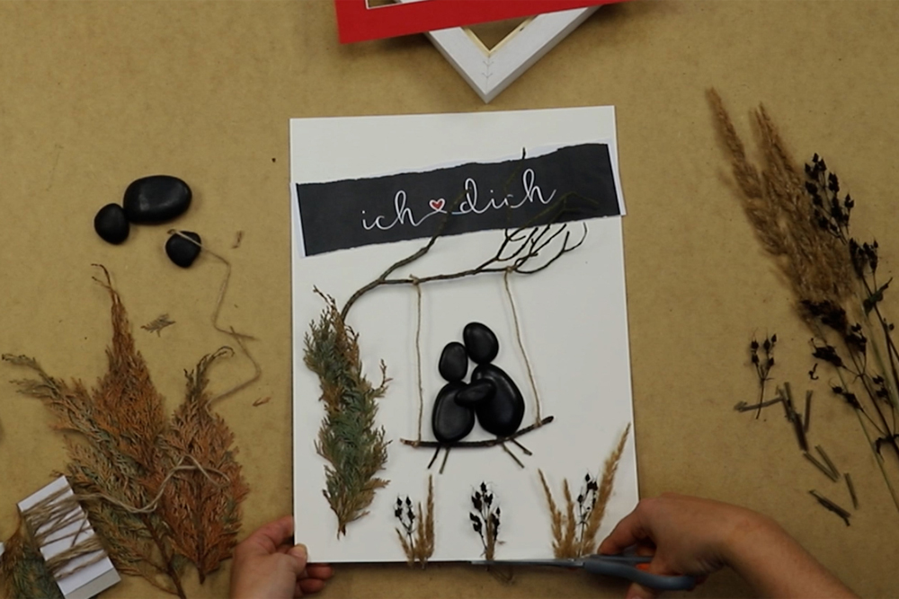 DIY Gerahmtes Steinbild: Rand beschneiden überstehender Rand von Bastelprojekt wir abgeschnitten