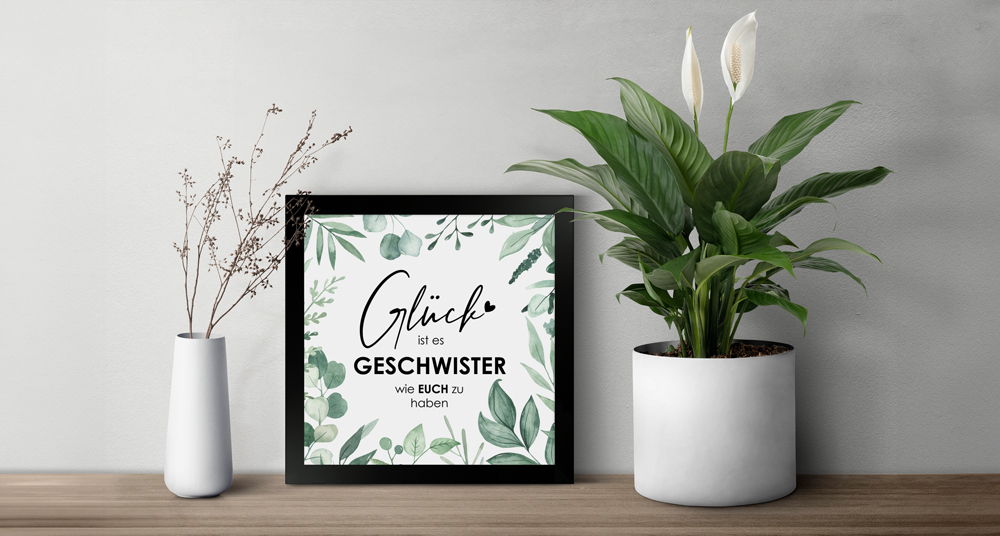 Poster quadratisch Ein quadratisches Sprüche-Poster steht auf einer Kommode