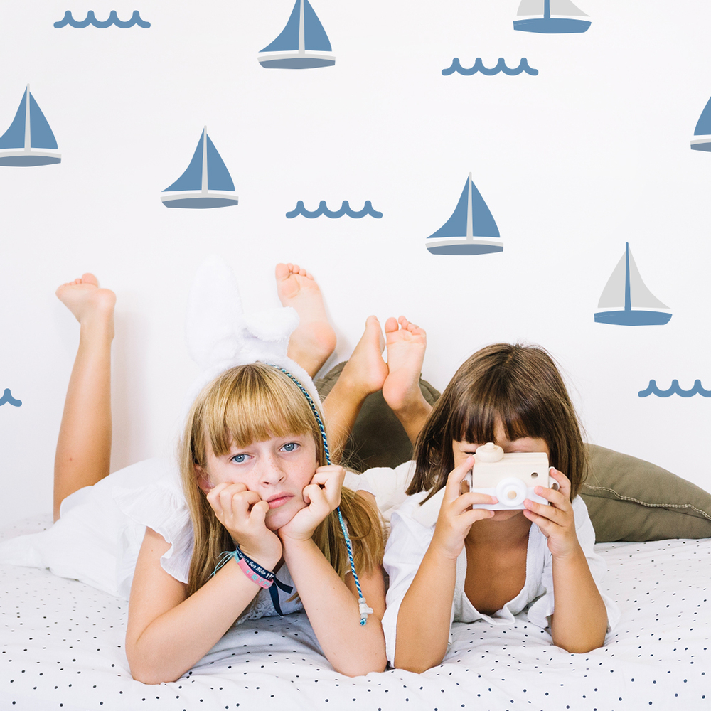 Kinderzimmer dekoriert mit blaue Segelboote Sticker