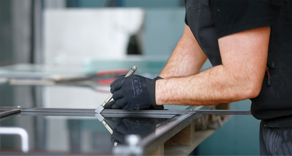 Glasschneiden vom Profi Glas wird geschnitten für einen bestimmten Bilderrahmen
