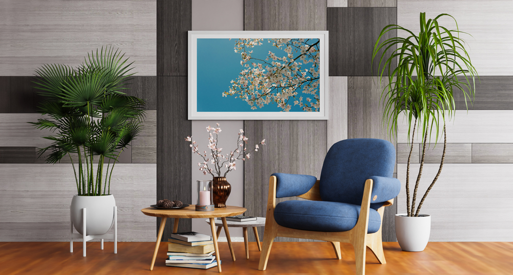 Bilderrahmen DIN A0 Ein Wohnzimmer mit einem blauen Sessel und einem Bilderrahmen