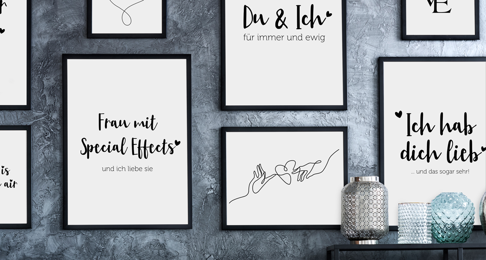 schwarze Rahmen für Poster im Wohnzimmer Bilderwand aus Sprüche Postern und Posterrahmen