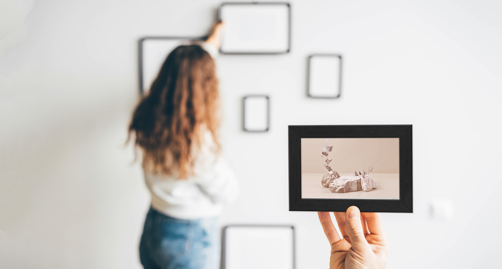 Gestaltung einer Bilderwand schwarzes Bilderrahmen Set wird angebracht