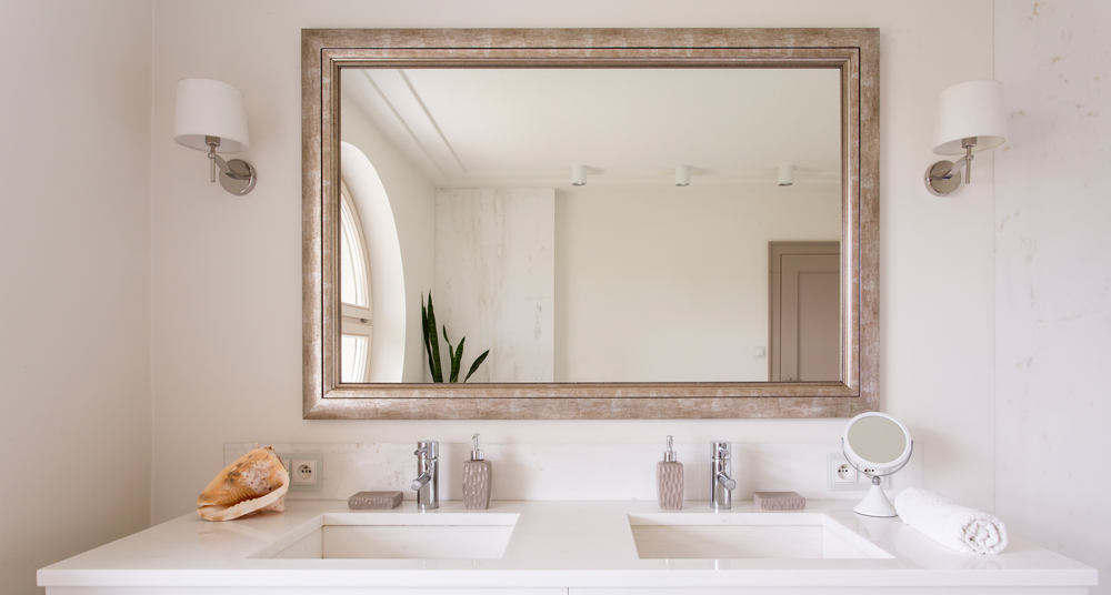 antiker Wandspiegel Ein antiker Wandspiegel in einem modernen Badezimmer