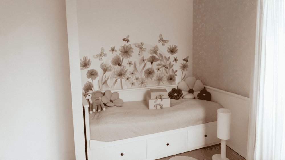 Jugendzimmer mit Wandtattoo aus Blumen Jugendzimmer mit Blumen Wandtattoo an der Wand