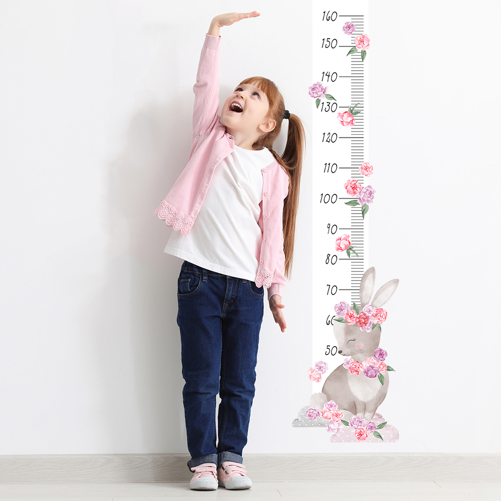 Wand dekoriert mit rosafarbener Hasen Kindermesslatte Wandsticker