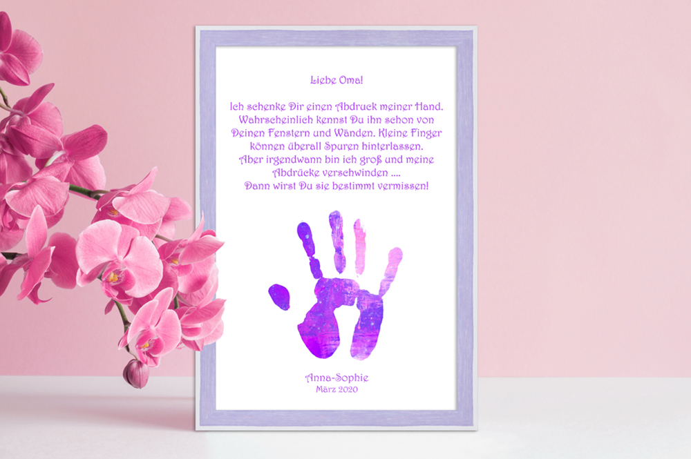 kreative Zeit mit Kindern - Handabdruck als persönliches Geschenk violetter Kinderhandabdruck mit Spruch eingerahmt in Lila Bilderrahmen